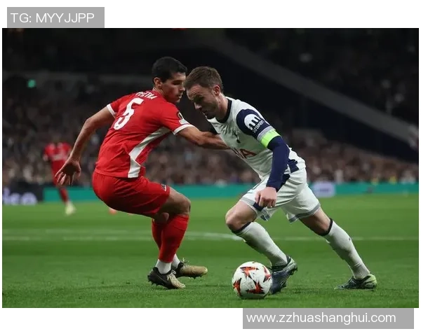 足球巨星同场竞技对比照揭示不同年代风采与实力差异