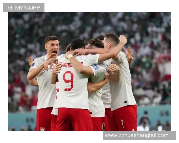 足球球星用心形图案展现热爱与力量，展现竞技场上的激情与温暖